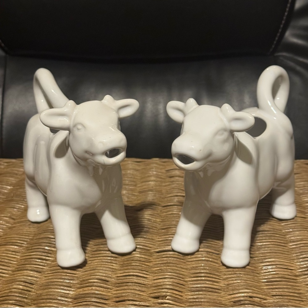 VNTG White Hoan Style Ceramic Cow Creamers 5x7